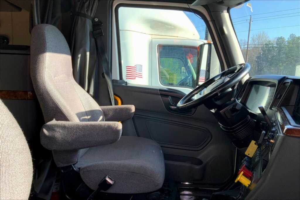 2021 CUM LT625 6×4 Sleeper