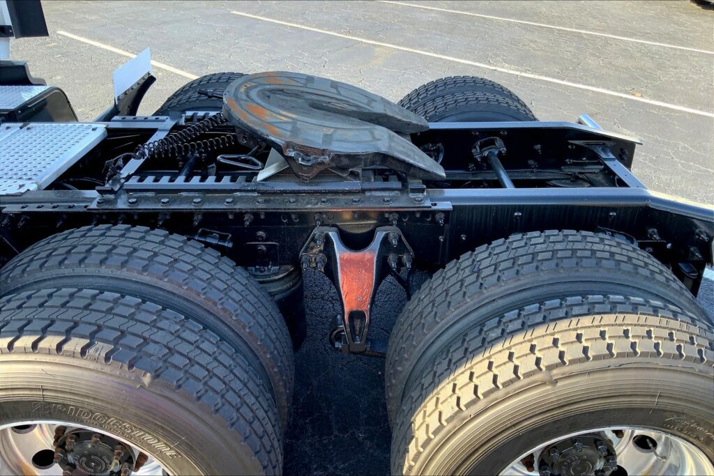 2021 CUM LT625 6×4 Sleeper