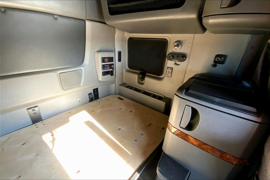 2021 CUM LT625 6×4 Sleeper