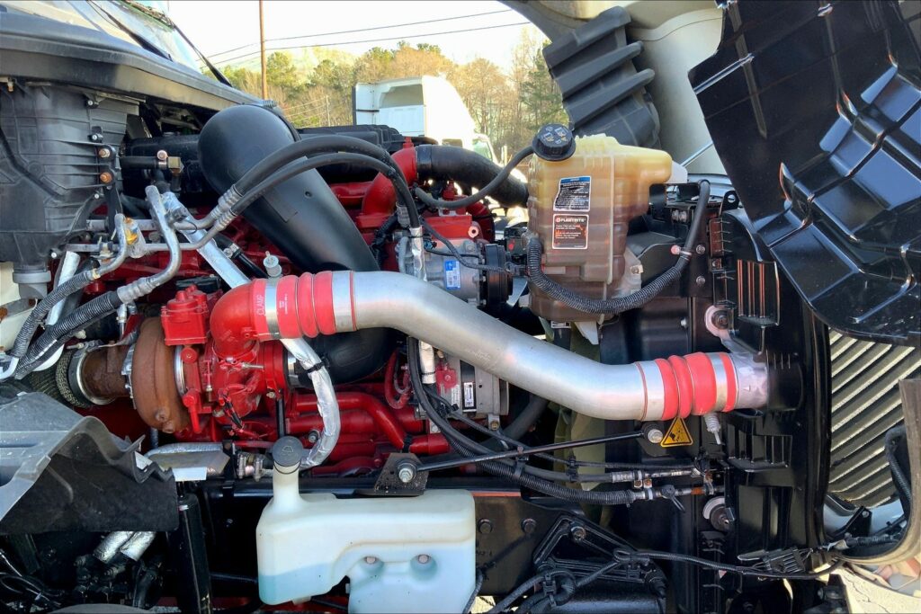 2021 CUM LT625 6×4 Sleeper