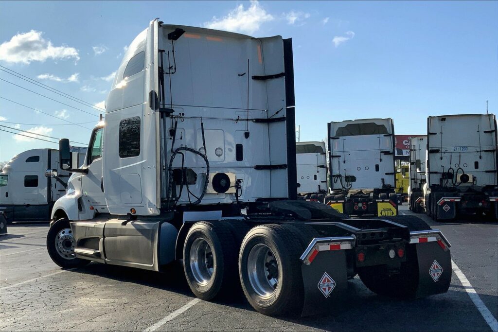 2021 CUM LT625 6×4 Sleeper