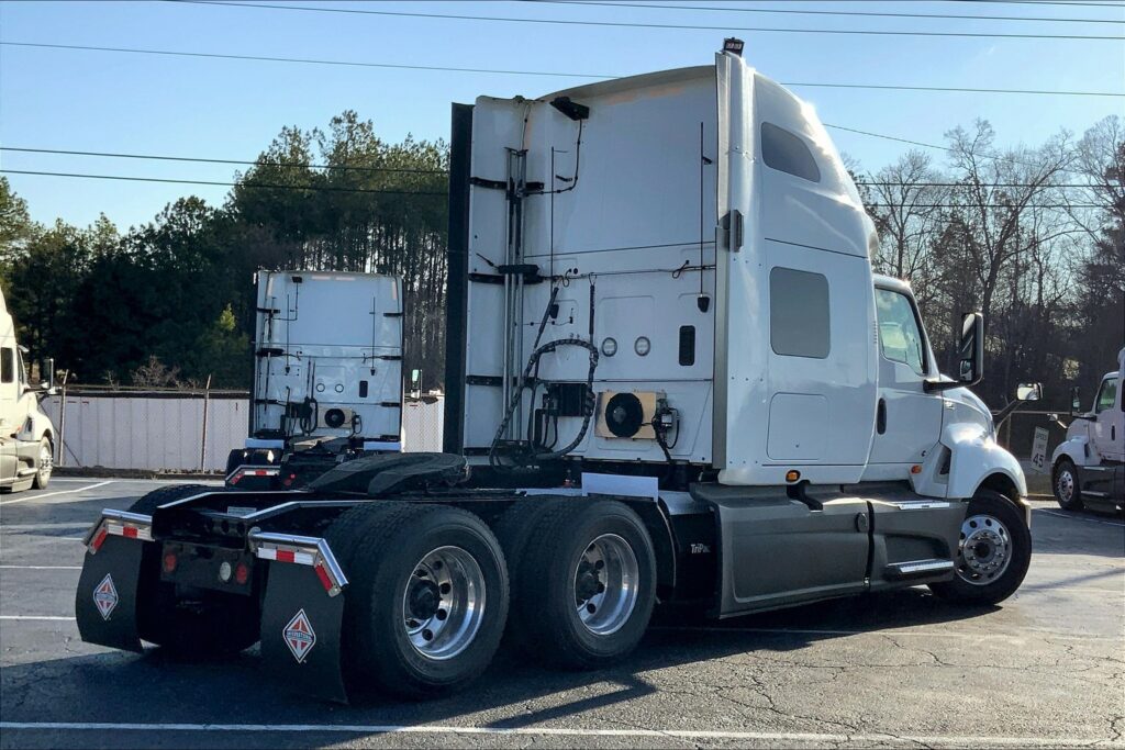 2021 CUM LT625 6×4 Sleeper