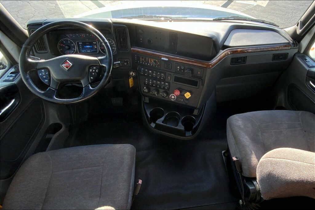 2021 CUM LT625 6×4 Sleeper