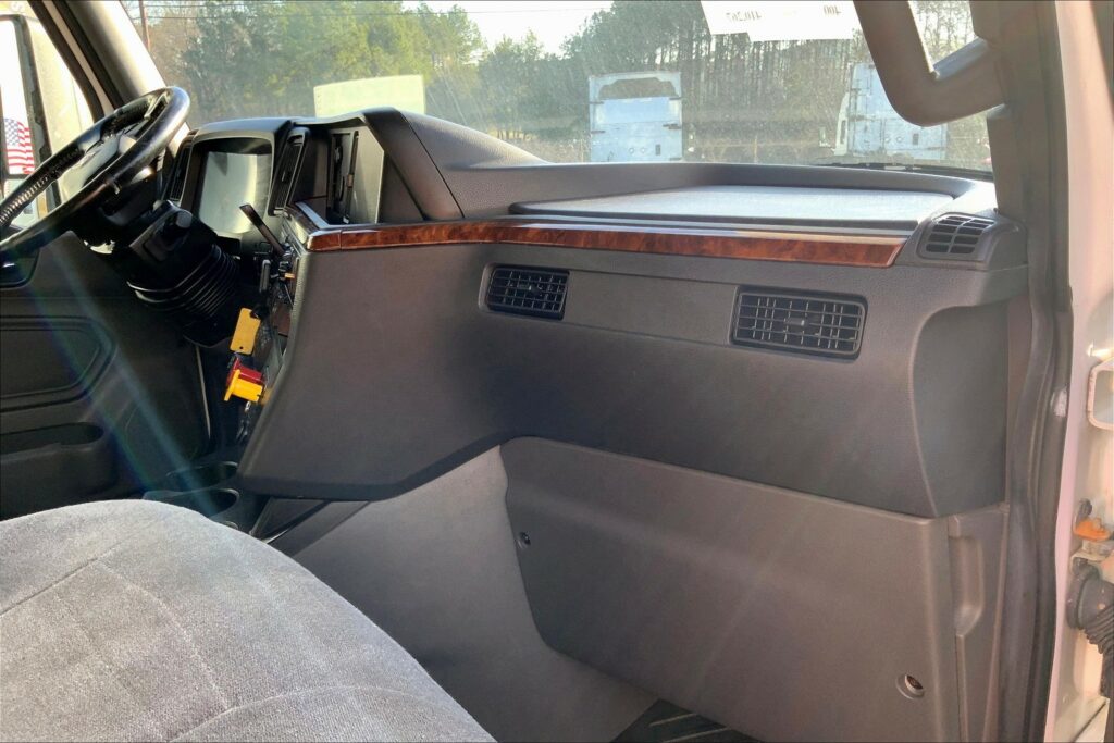 2021 CUM LT625 6×4 Sleeper