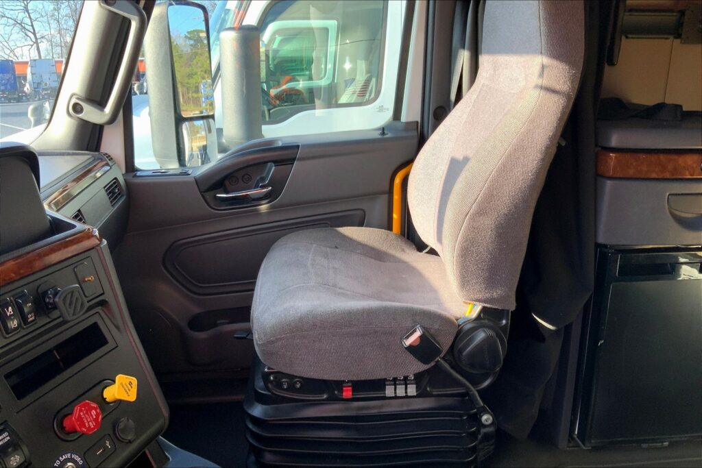 2021 CUM LT625 6×4 Sleeper