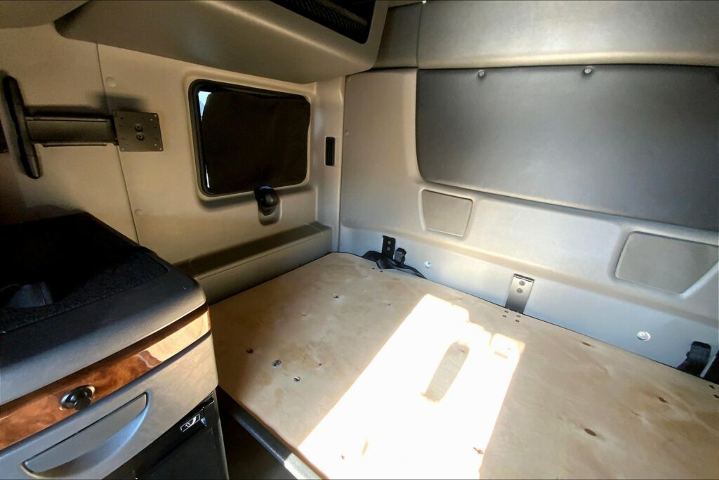 2021 CUM LT625 6×4 Sleeper