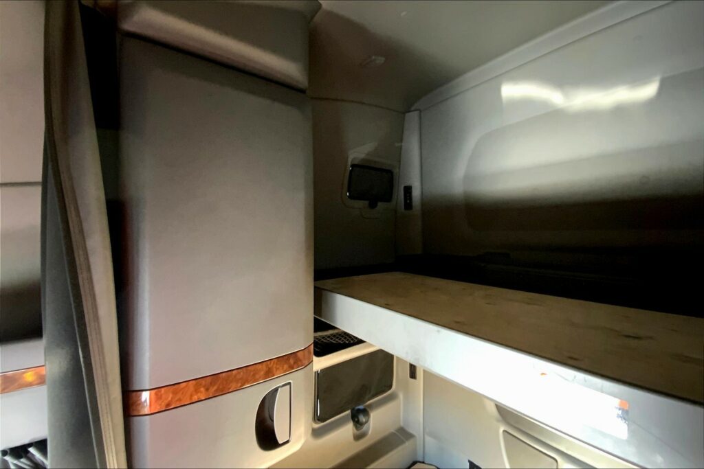 2021 CUM LT625 6×4 Sleeper