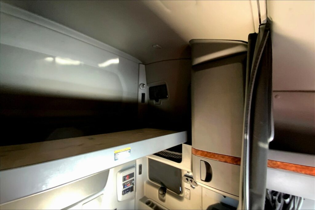 2021 CUM LT625 6×4 Sleeper