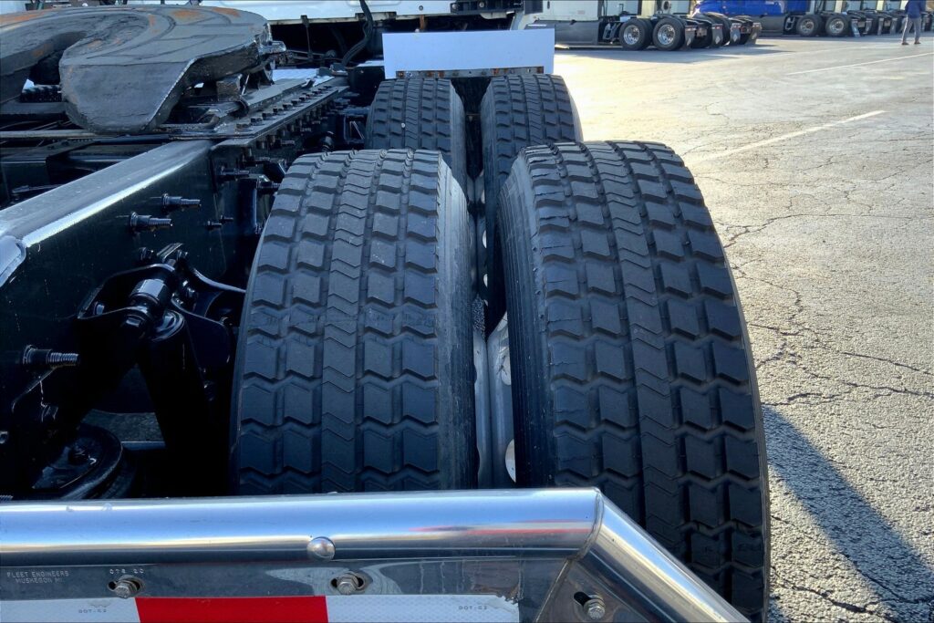 2021 CUM LT625 6×4 Sleeper