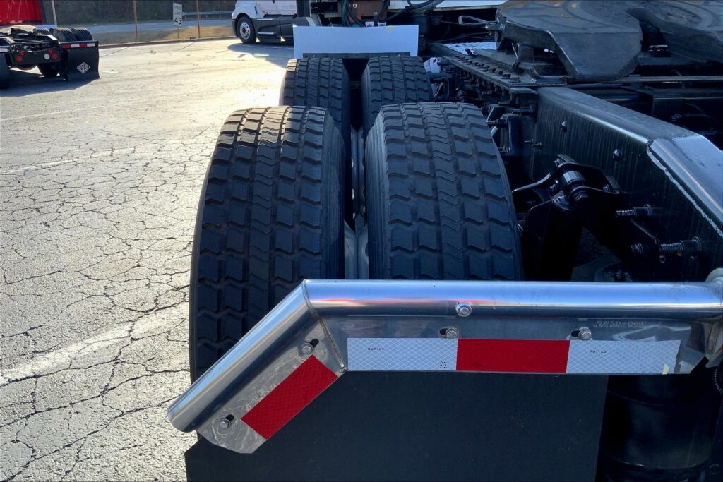 2021 CUM LT625 6×4 Sleeper