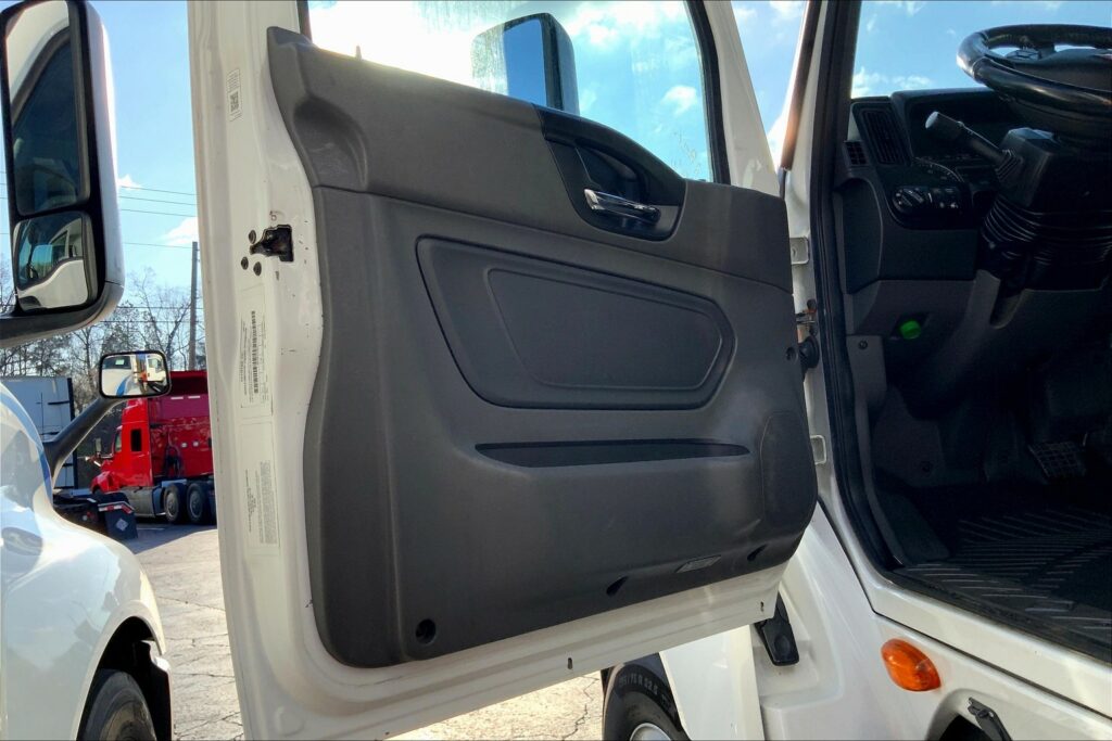 2021 CUM LT625 6×4 Sleeper