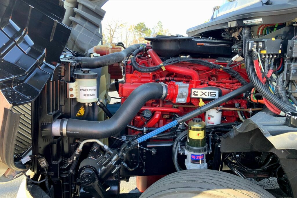 2021 CUM LT625 6×4 Sleeper