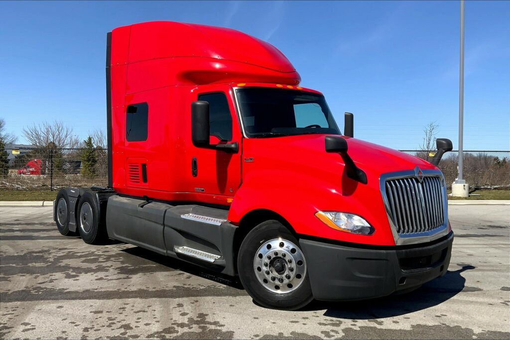 2021 CUM LT625 6×4 Sleeper