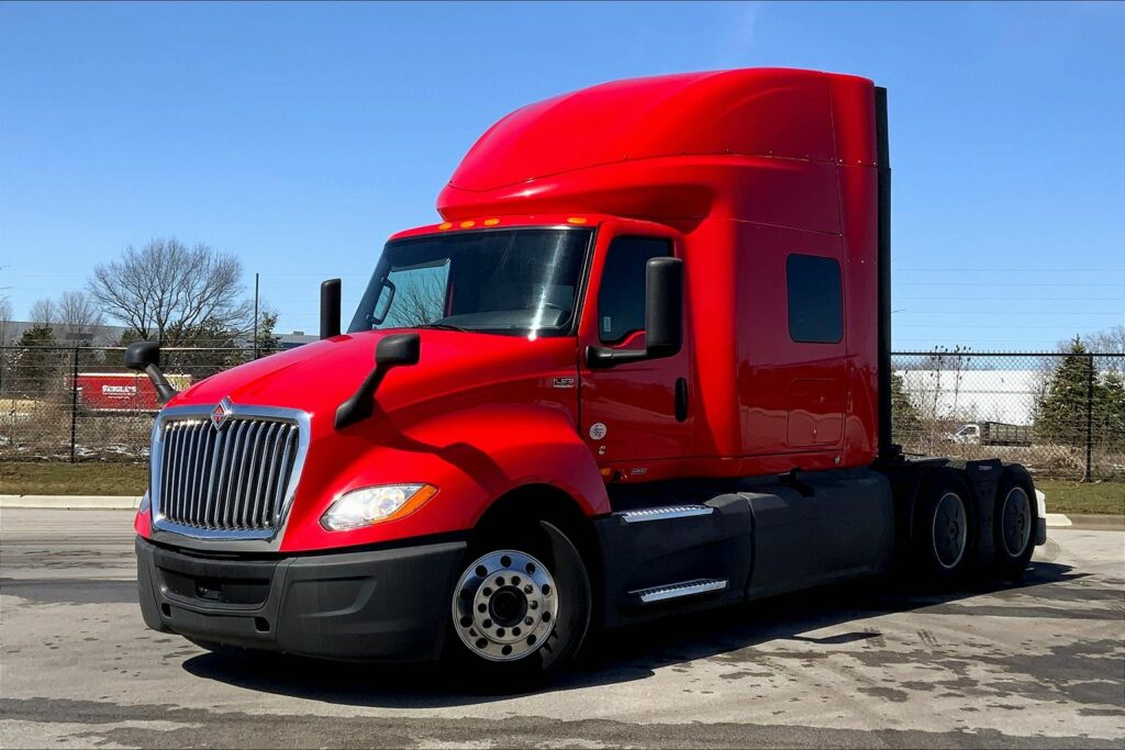 2021 CUM LT625 6×4 Sleeper