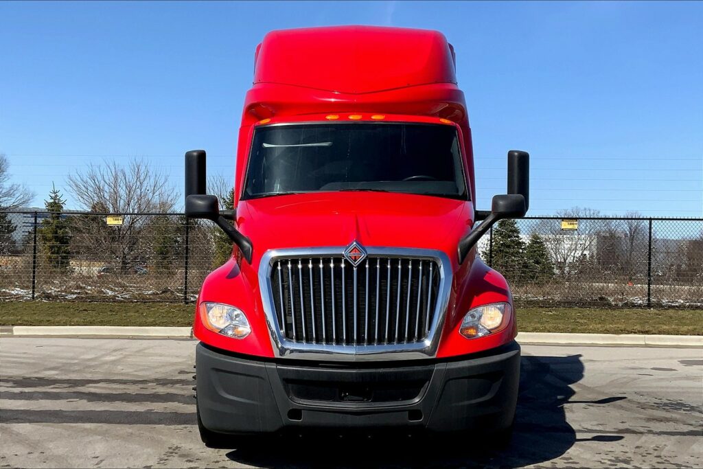 2021 CUM LT625 6×4 Sleeper