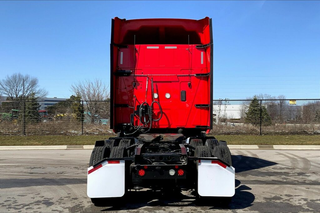 2021 CUM LT625 6×4 Sleeper