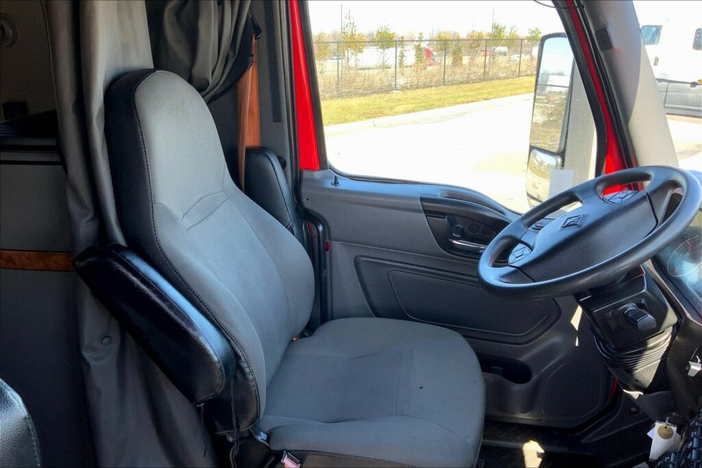 2021 CUM LT625 6×4 Sleeper