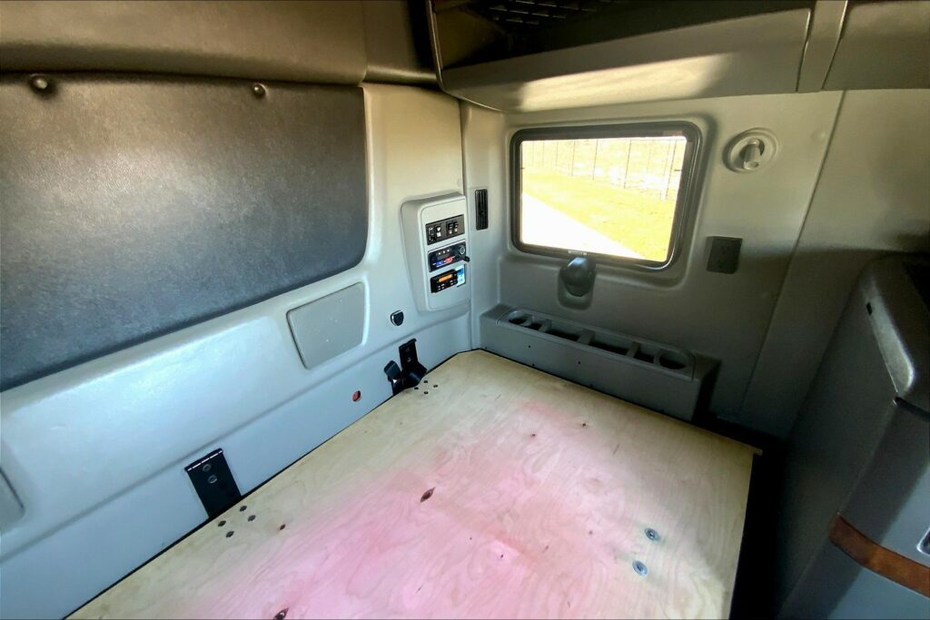 2021 CUM LT625 6×4 Sleeper