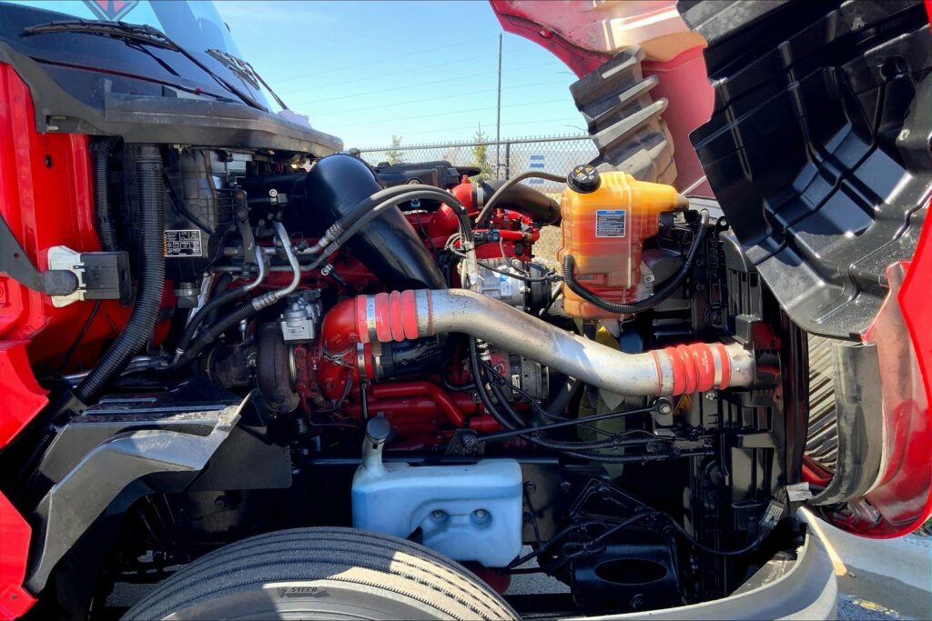 2021 CUM LT625 6×4 Sleeper