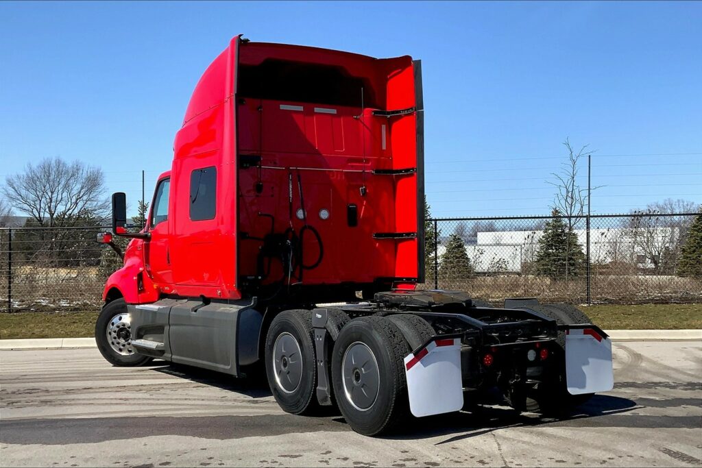 2021 CUM LT625 6×4 Sleeper