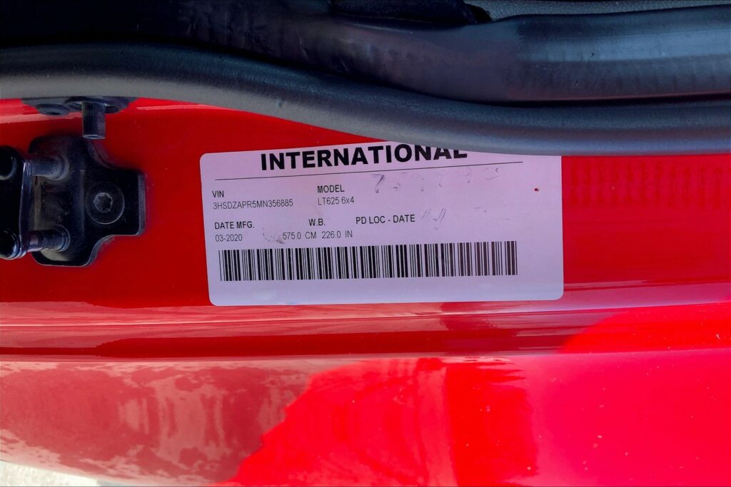 2021 CUM LT625 6×4 Sleeper