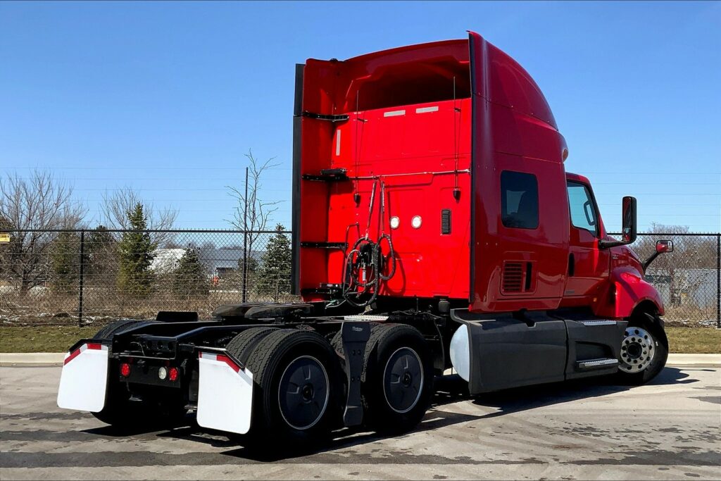 2021 CUM LT625 6×4 Sleeper