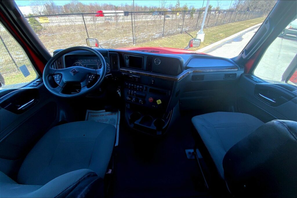 2021 CUM LT625 6×4 Sleeper