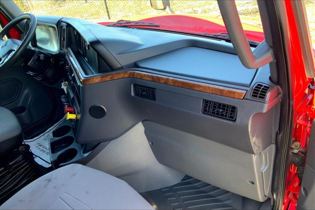 2021 CUM LT625 6×4 Sleeper