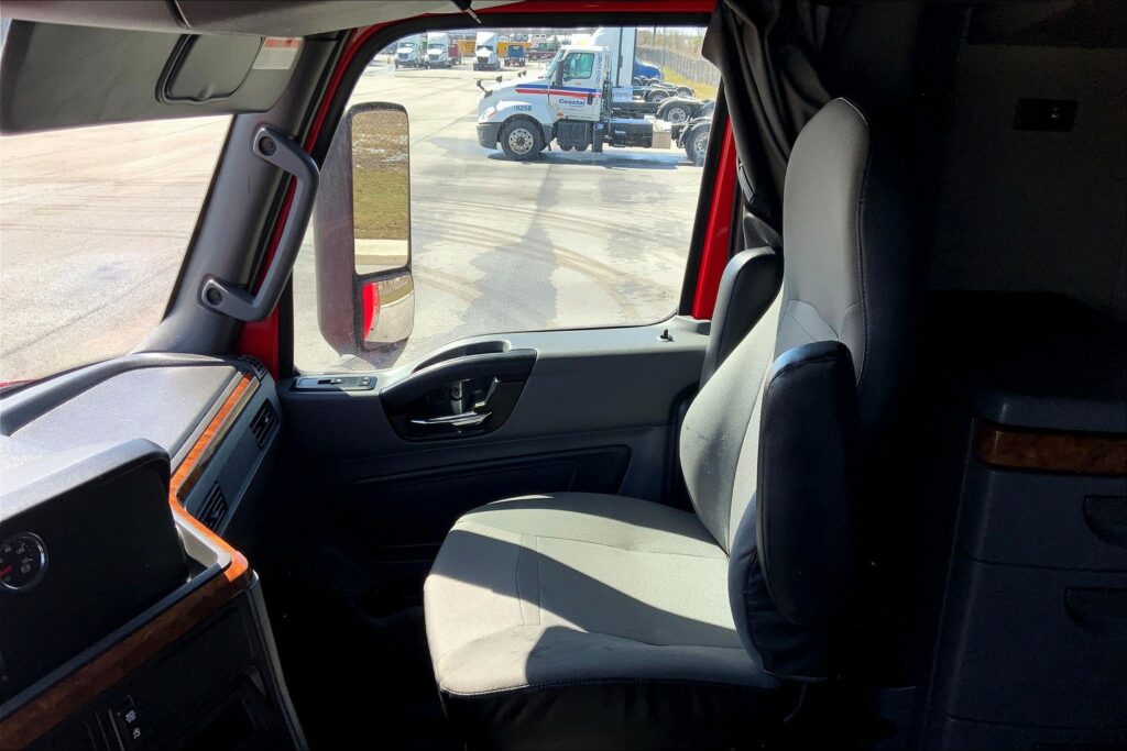 2021 CUM LT625 6×4 Sleeper