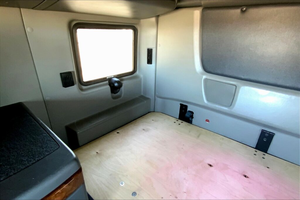 2021 CUM LT625 6×4 Sleeper