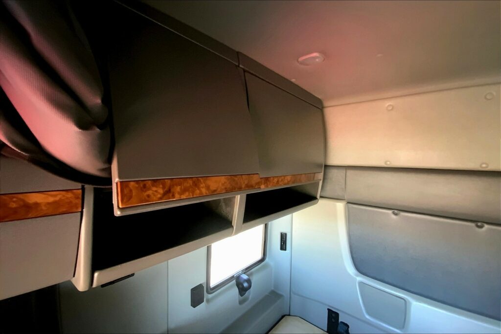 2021 CUM LT625 6×4 Sleeper