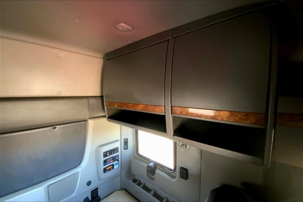 2021 CUM LT625 6×4 Sleeper