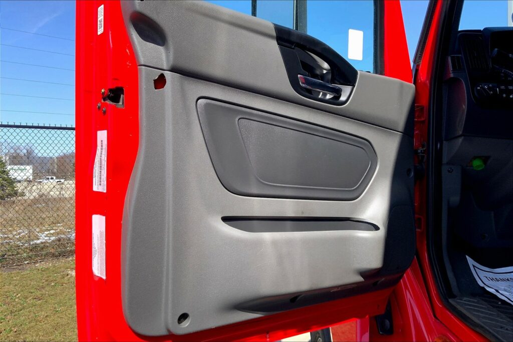 2021 CUM LT625 6×4 Sleeper