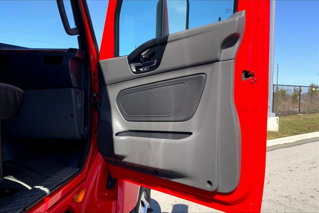 2021 CUM LT625 6×4 Sleeper