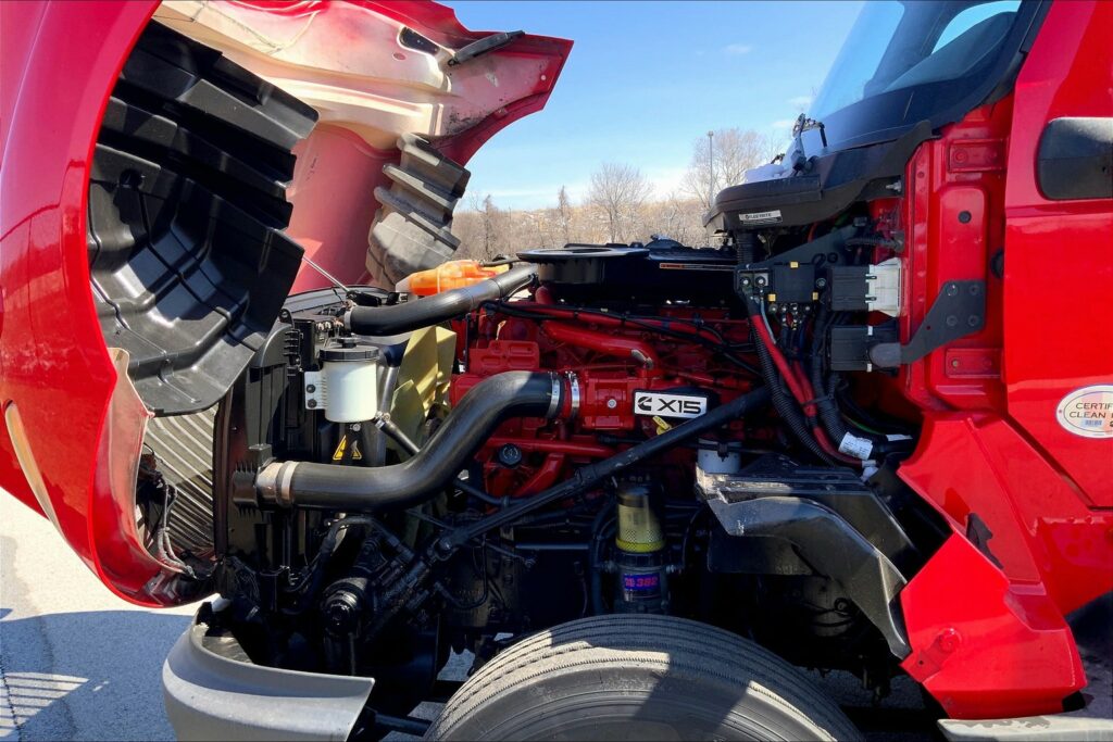 2021 CUM LT625 6×4 Sleeper