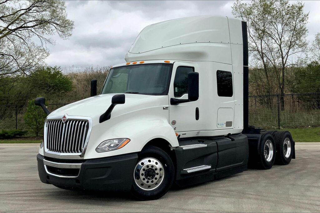 2022 CUM LT625 6×4 Sleeper