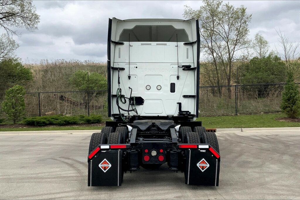 2022 CUM LT625 6×4 Sleeper