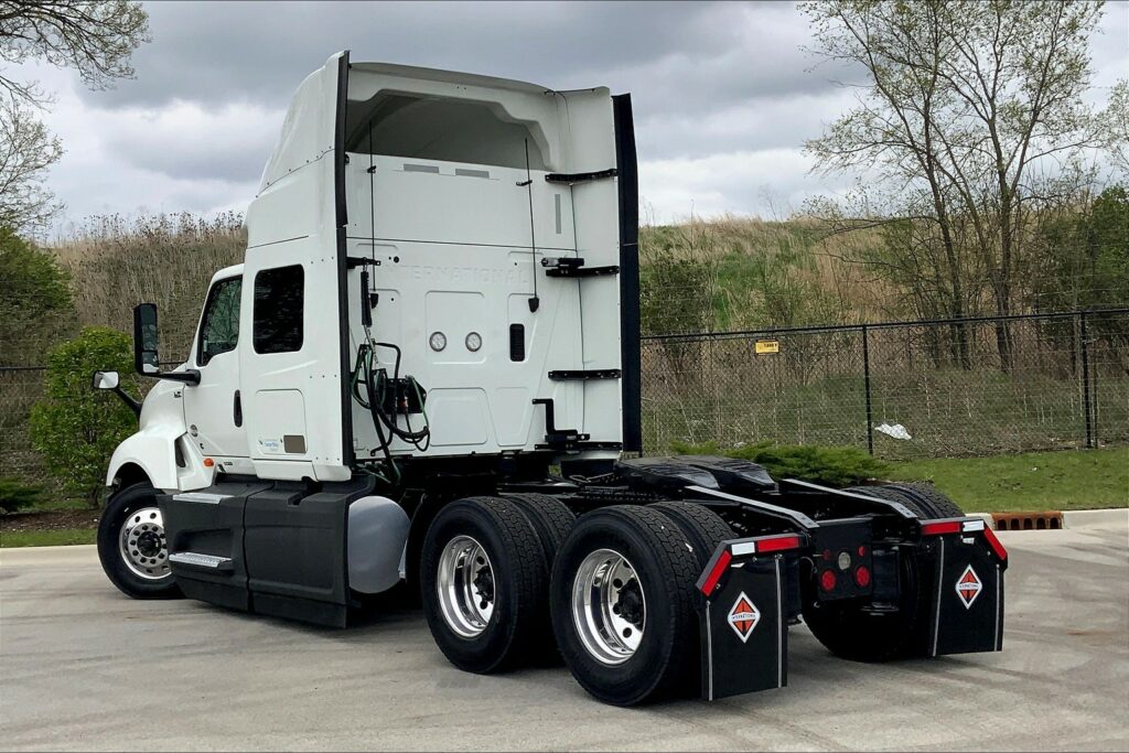 2022 CUM LT625 6×4 Sleeper