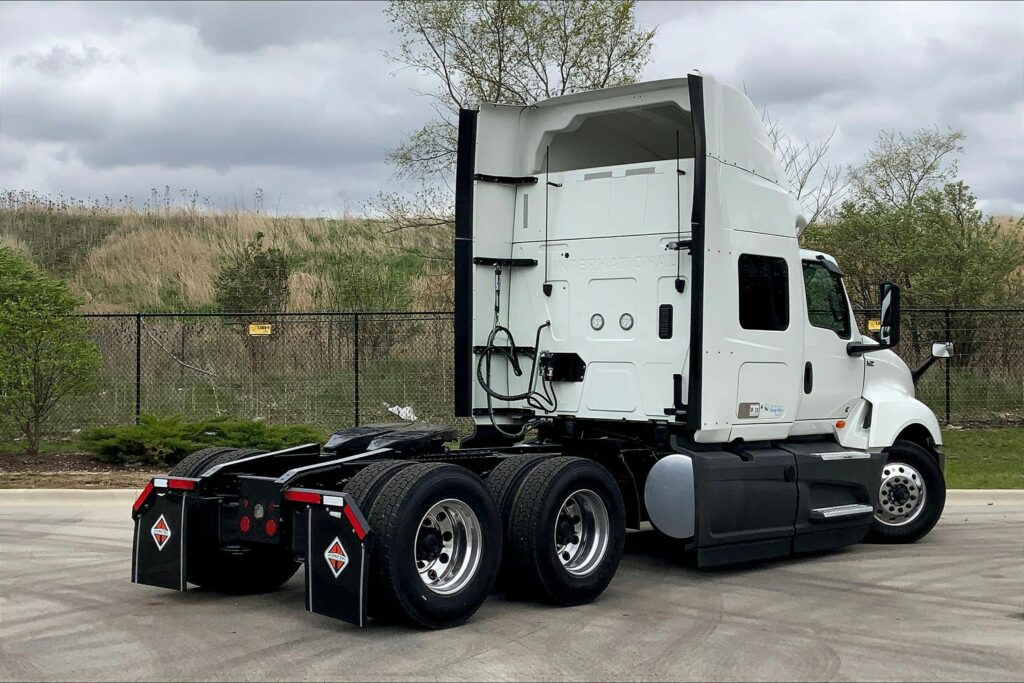 2022 CUM LT625 6×4 Sleeper