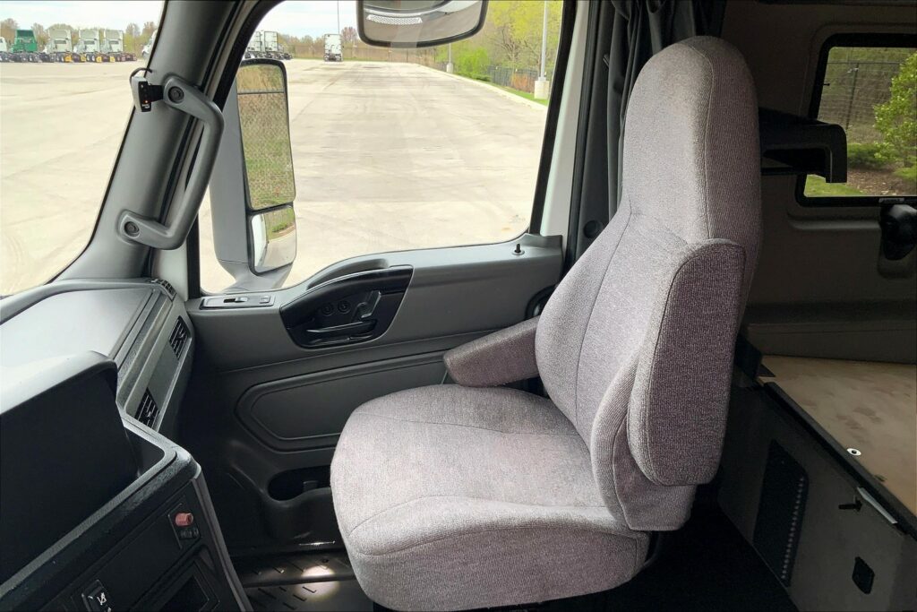 2022 CUM LT625 6×4 Sleeper