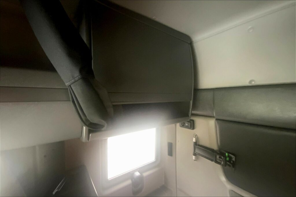 2022 CUM LT625 6×4 Sleeper