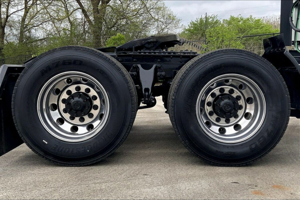 2022 CUM LT625 6×4 Sleeper