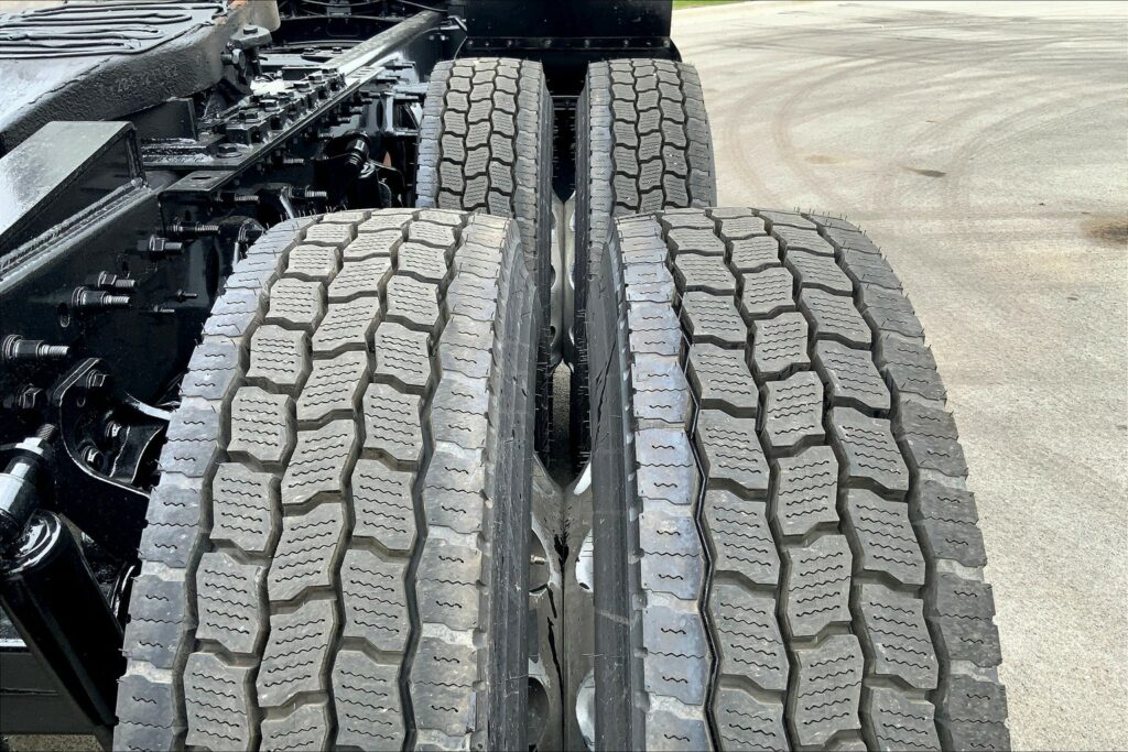 2022 CUM LT625 6×4 Sleeper