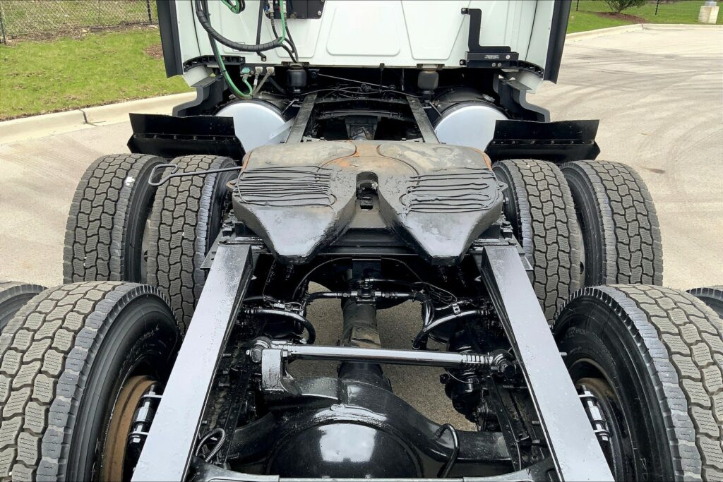 2022 CUM LT625 6×4 Sleeper