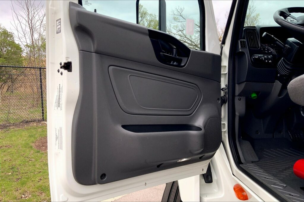 2022 CUM LT625 6×4 Sleeper