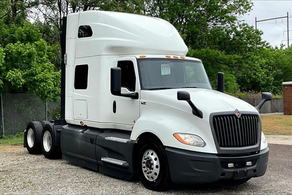 2021 CUM LT625 6×4 Sleeper