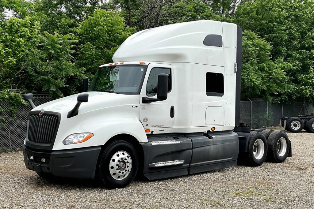 2021 CUM LT625 6×4 Sleeper