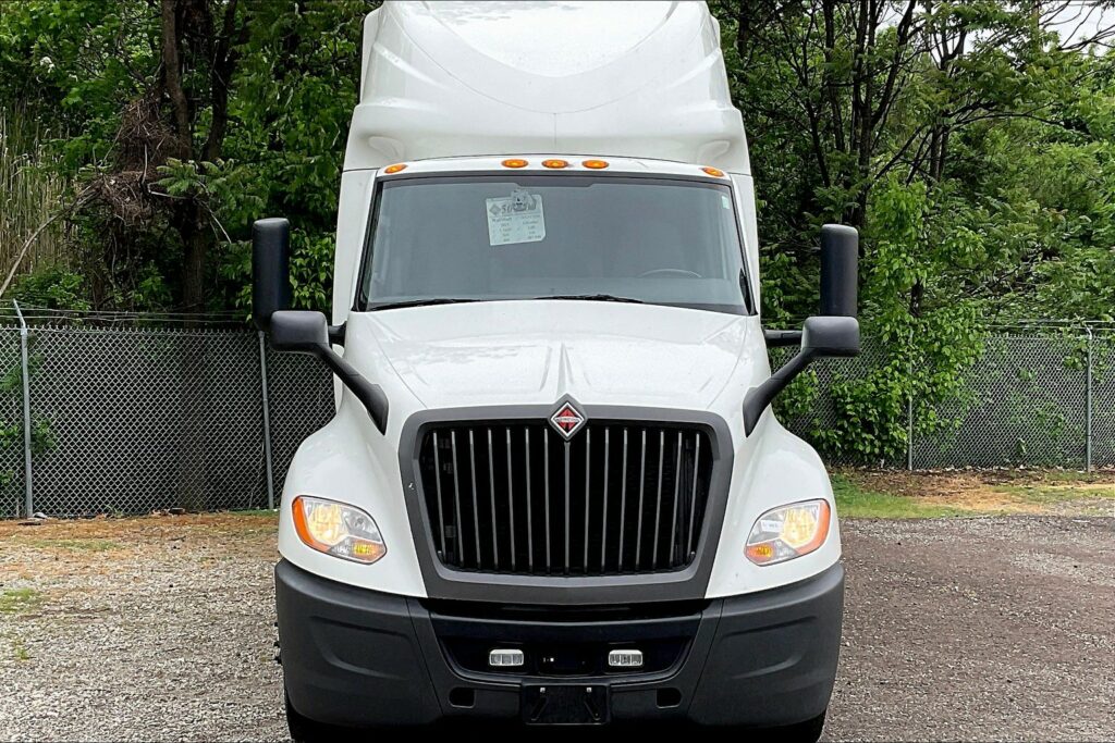 2021 CUM LT625 6×4 Sleeper