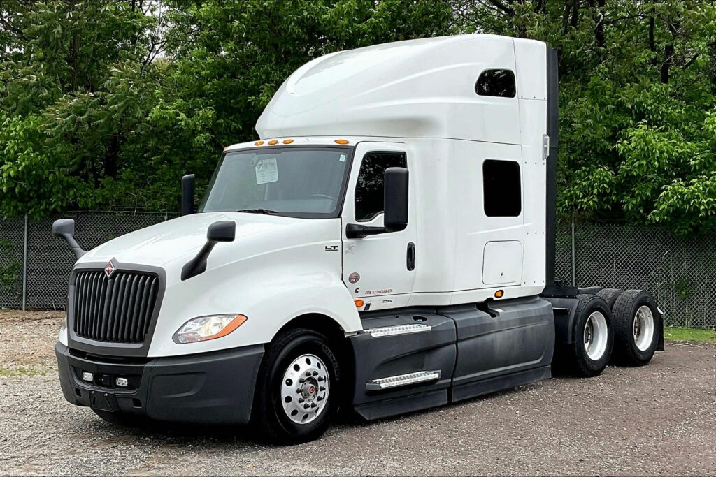 2021 CUM LT625 6×4 Sleeper