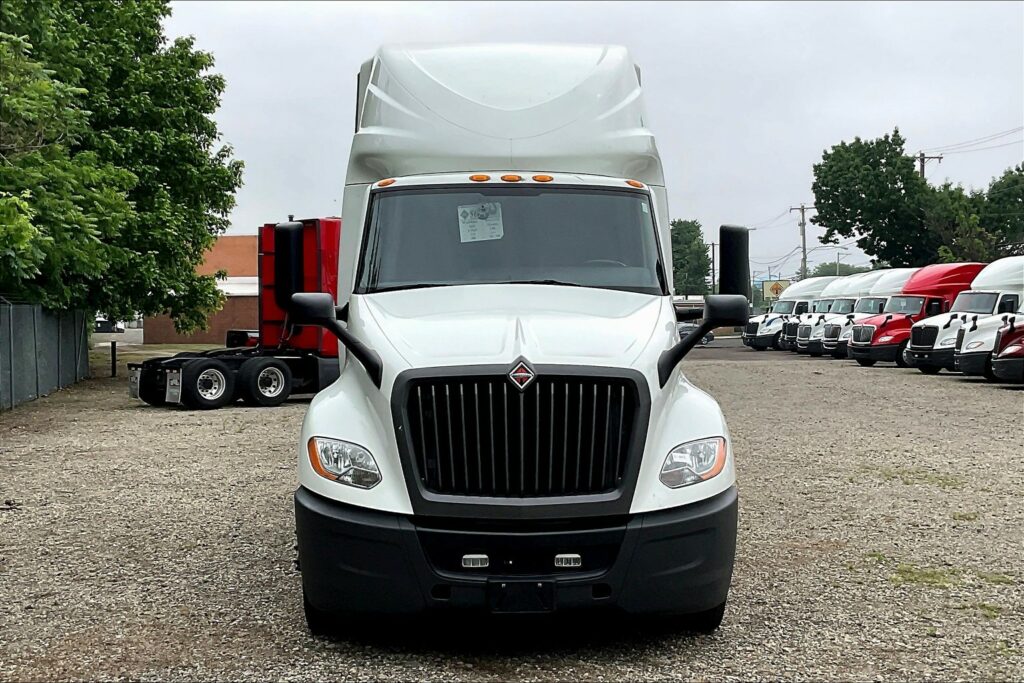 2021 CUM LT625 6×4 Sleeper